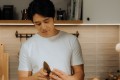 胡宇威恋上“甜点系女孩”？新作揭秘：料理与爱情，都需要时间慢炖