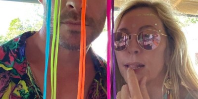 雷神60岁妈妈冻龄美貌！庆生合照震惊网友是兄妹吗？