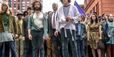 《社群网战》艾伦索金苦熬13年新作！Netflix《芝加哥七人案：惊世审判》今日震撼上线