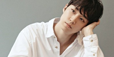 朴信惠隔壁帅哥是谁？Netflix《声命线索》导演颜值太高上热搜，网友跪求出道