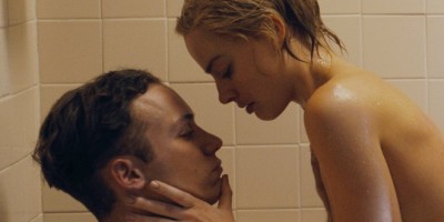 玛格罗比全裸入镜！《梦乡》与芬恩柯尔大洗鸳鸯浴