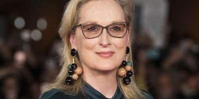 梅莉史翠普公然开黄腔？梅姨不雅手势真相曝光全网笑爆