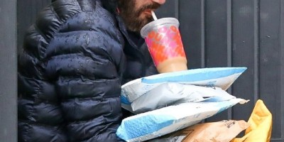 班艾佛列克吃货魂不灭！包裹塞满手硬要喝饮料，网笑高难度姿势请勿模仿