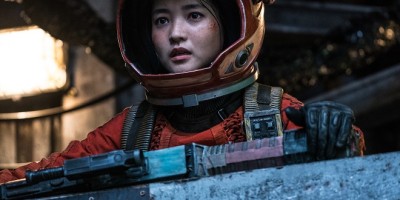 Netflix《胜利号》闹出重大事故！首尔江南惊现太空物体