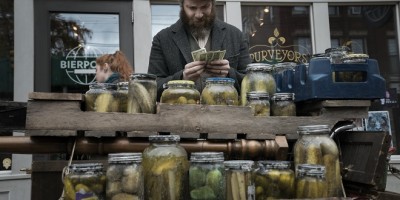 跌进黄瓜桶受困100年！HBO GO上线赛斯罗根主演喜剧电影《美国泡菜》