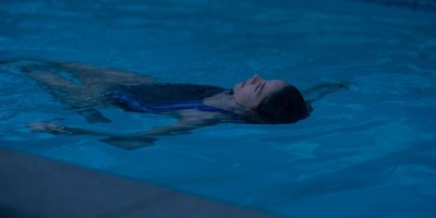 蜜雪儿莫纳汉《操控》沙发激战山姆克拉弗林！强忍零度低温下水超敬业