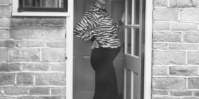 《复仇》情侣档第一个小孩诞生！艾蜜莉凡坎普晒爱女勾手照