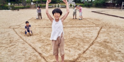 《鱿鱼游戏》8个幕后制作大公开！巨型木偶娃娃参考韩国小学课本女孩