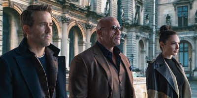 Netflix《红色通缉令》公开正式预告！盖儿加朵耍心机恶整死侍、巨石强森