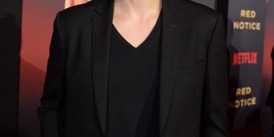 Netflix《红色通缉令》巨石强森、盖儿加朵数十年友谊来真的！莱恩雷诺斯鹰架上跑跳皮皮剉