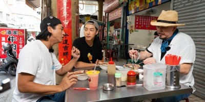 《开着餐车交朋友2》大叔的爱！黄秋生、庄凯勋十指紧扣浪漫上演BL