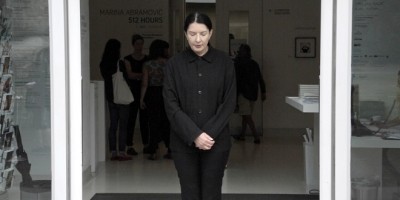 引爆13万人排队潮！行为艺术教母全新纪录片《玛莉娜的512小时》即将登台
