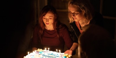 HBO GO独家上线剧集《阶梯之间》5大看点！柯林佛斯重现小说家弑妻案