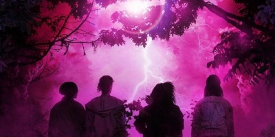 稿小镇女孩穿越时空！Amazon美剧《送报女孩》首曝预告