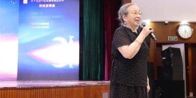 称霸梗图24年！《还珠格格》容嬷嬷少女卷发洋娃娃照曝，网：不输紫薇