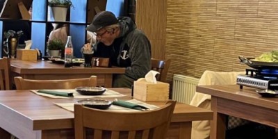 汉尼拔也爱韩式烧烤！迈兹米克森边烤肉边追剧超接地气