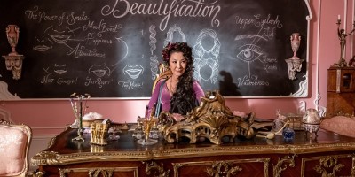 Netflix奇幻电影《善恶魔法学院》曝正式预告！凯莉华盛顿、莎莉赛隆走入童话世界