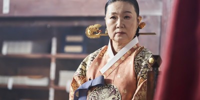 Netflix与韩更新《王后伞下》！金憓秀出道36年为演古装坚持不做这件事