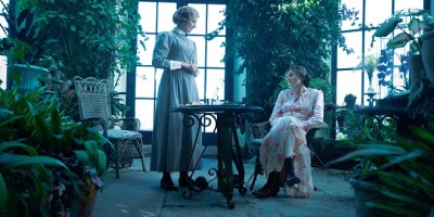 Netflix首曝《查泰莱夫人的情人》剧照！《王冠》艾玛柯琳打破传统束缚追爱