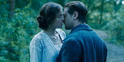 Netflix《查泰莱夫人的情人》公开正式预告！《王冠》艾玛柯琳陷入爱慾热恋