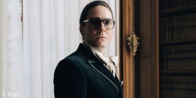剧集《Becoming Karl Lagerfeld》坎城首映！丹尼尔布尔化身「老佛爷」获观众讚赏