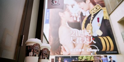 IU、边佑锡人气带火《21世纪大君夫人》：中山区沉浸式快闪店开放，9张限定小卡成最大看点