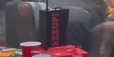 《惊声尖笑6》把复古电话做成爆米花桶：经典“WAZZUP！”老梗回来了