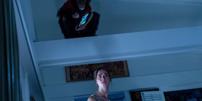 昔日家人，今日死神：《猩红血雨》中的兽性觉醒与人性囚笼