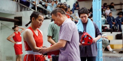 “社恐”女星街头“疯狂安利”！等红灯连摩托车骑手也不放过