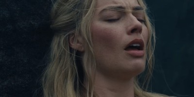 玛格特·罗比自曝带20名闺蜜穿性感束身衣看《呼啸山庄》，雅各布·艾洛蒂登场引发全场“暴动”