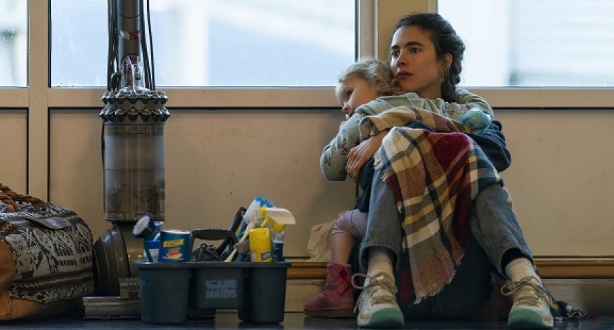 Netflix剧集《女佣浮生录》前导预告上线！玛格丽特库利为女儿踏上求生之路