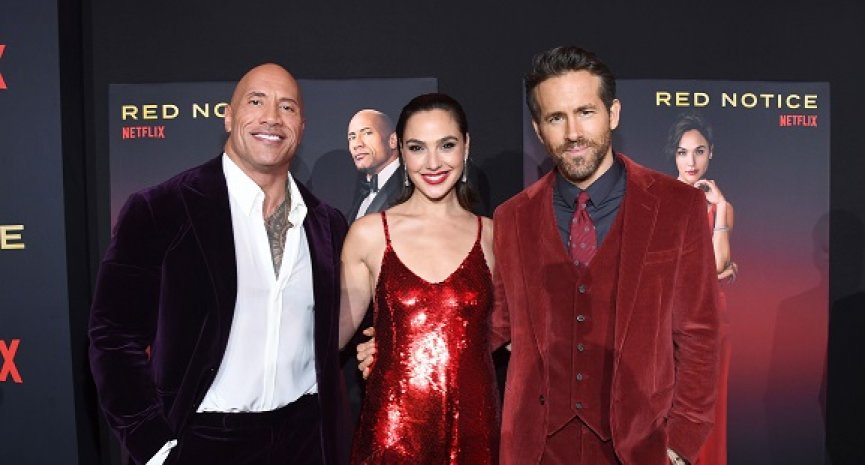 Netflix《红色通缉令》巨石强森、盖儿加朵数十年友谊来真的！莱恩雷诺斯鹰架上跑跳皮皮剉