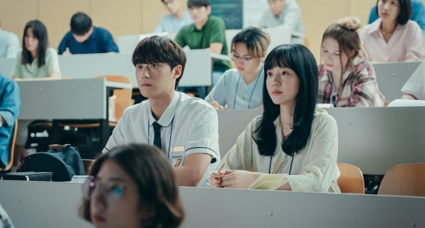 戏外相差 16 岁！林秀晶《忧郁症》爱上李到晛大谈姐弟师生恋