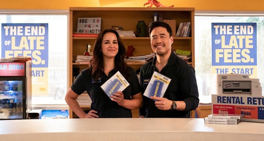 Netflix 美剧《Blockbuster》首曝剧照！朴蓝道搭档《荒唐分局》