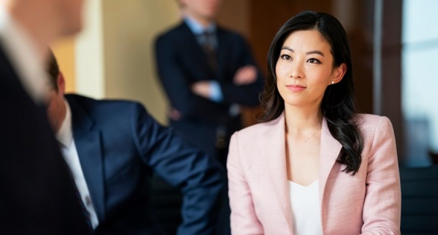 Netflix《合夥人之路》曝正式预告！《少年狼》韩裔女星化身律师打破升迁天花板