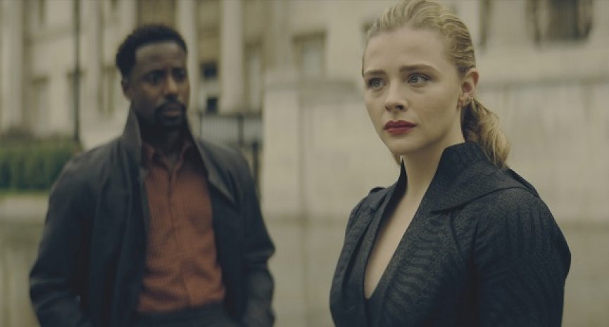 Amazon《边缘世界》正式预告上线！克萝伊摩蕾兹化身电玩高手