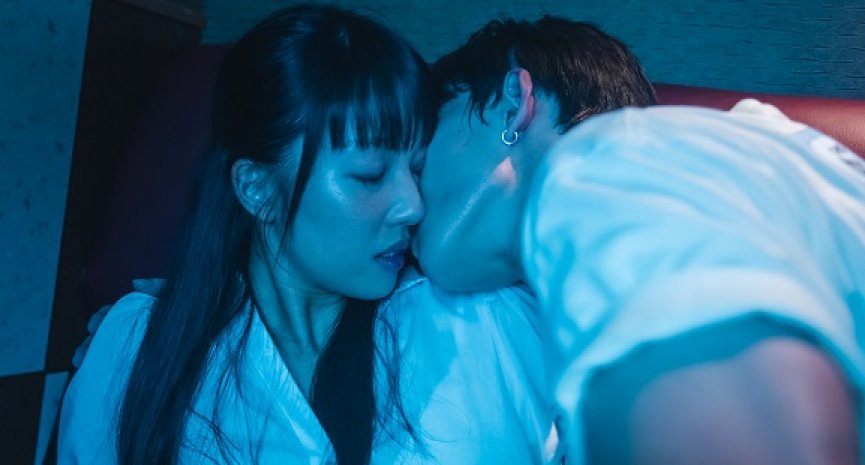 《小蓝》王渝萱撕标签！挑战大尺度裸露床戏-DramaClub