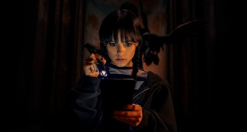 Netflix《星期三》IMDb得分8.5！主创大赞珍娜奥蒂嘉