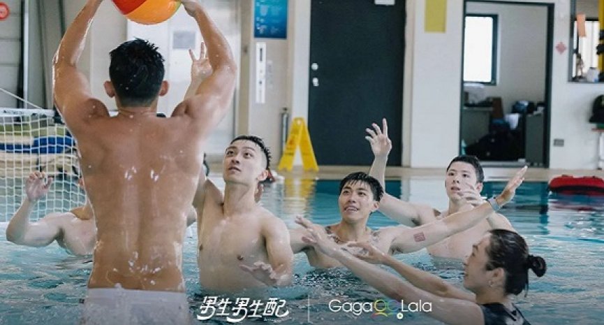 《男生男生配》8天菜鲜肉IG一次看！猛汉秀草一字排开「左右为男」超养眼-DramaClub
