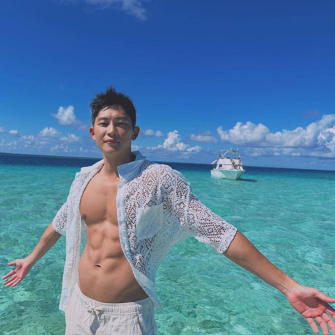 《男生男生配》8 天菜鲜肉 IG 一次看！猛汉秀草一字排开「左右为男」超养眼
