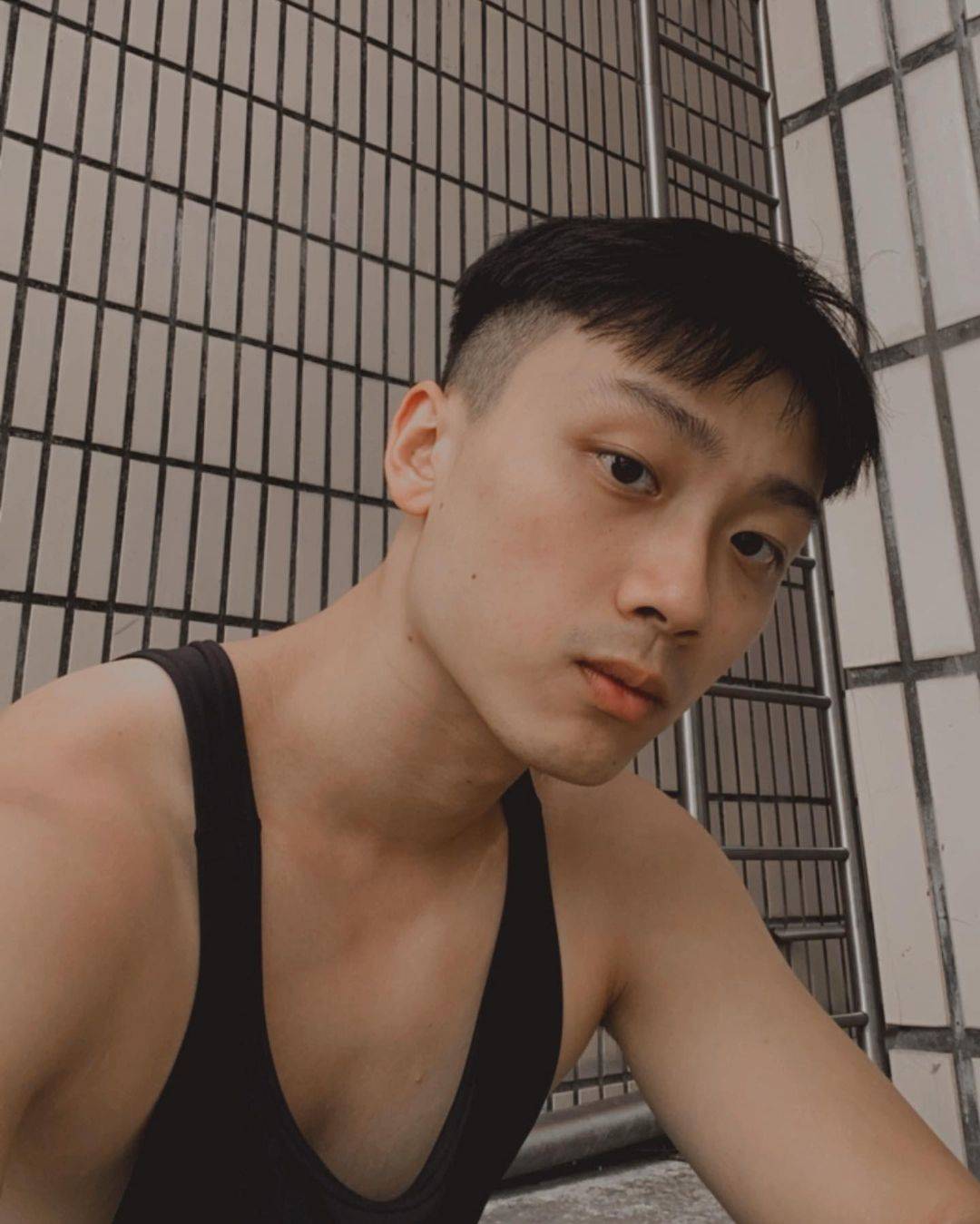 《男生男生配》8 天菜鲜肉 IG 一次看！猛汉秀草一字排开「左右为男」超养眼