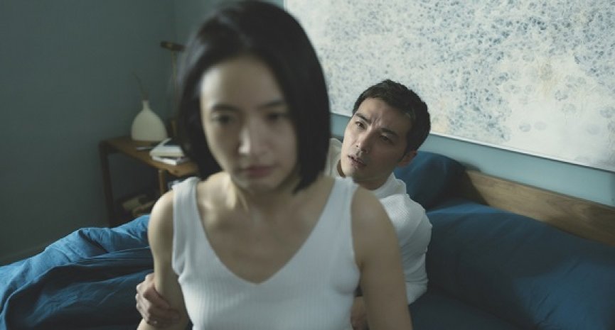 林依晨《不够善良的我们》床上亲热贺军翔！回忆 20 年前《爱情合约》大喊气味好熟悉
