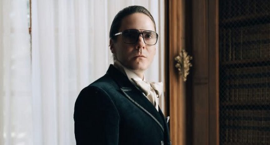 剧集《Becoming Karl Lagerfeld》坎城首映！丹尼尔布尔化身老佛爷获观众讚赏
