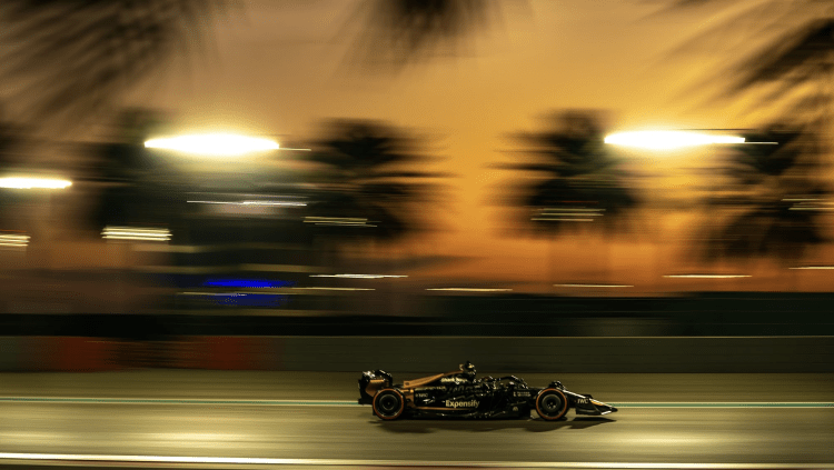 F1 赛车迷看《F1：狂飙飞车》：真有那场致命车祸原型？桑尼的战略可能实现吗？剧本真实或浪漫，一路拉锯到底