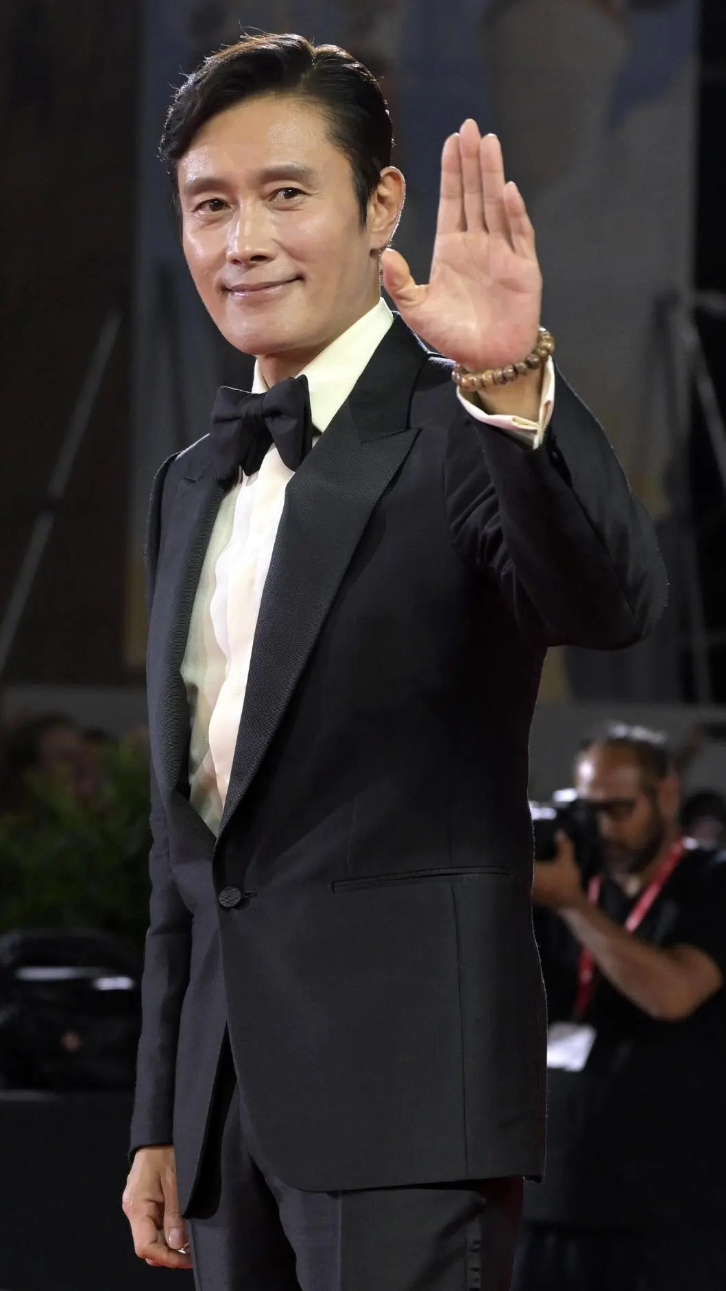 李秉宪身着黑色西装亮相