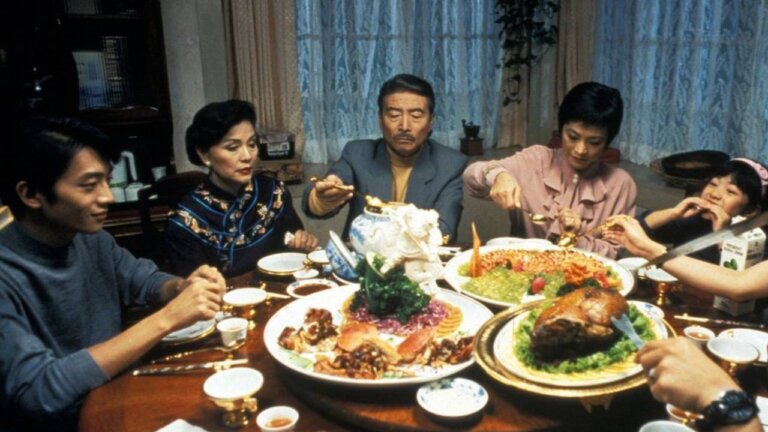 经典回顾|重看《饮食男女》：一桌菜，能修复一个家吗？