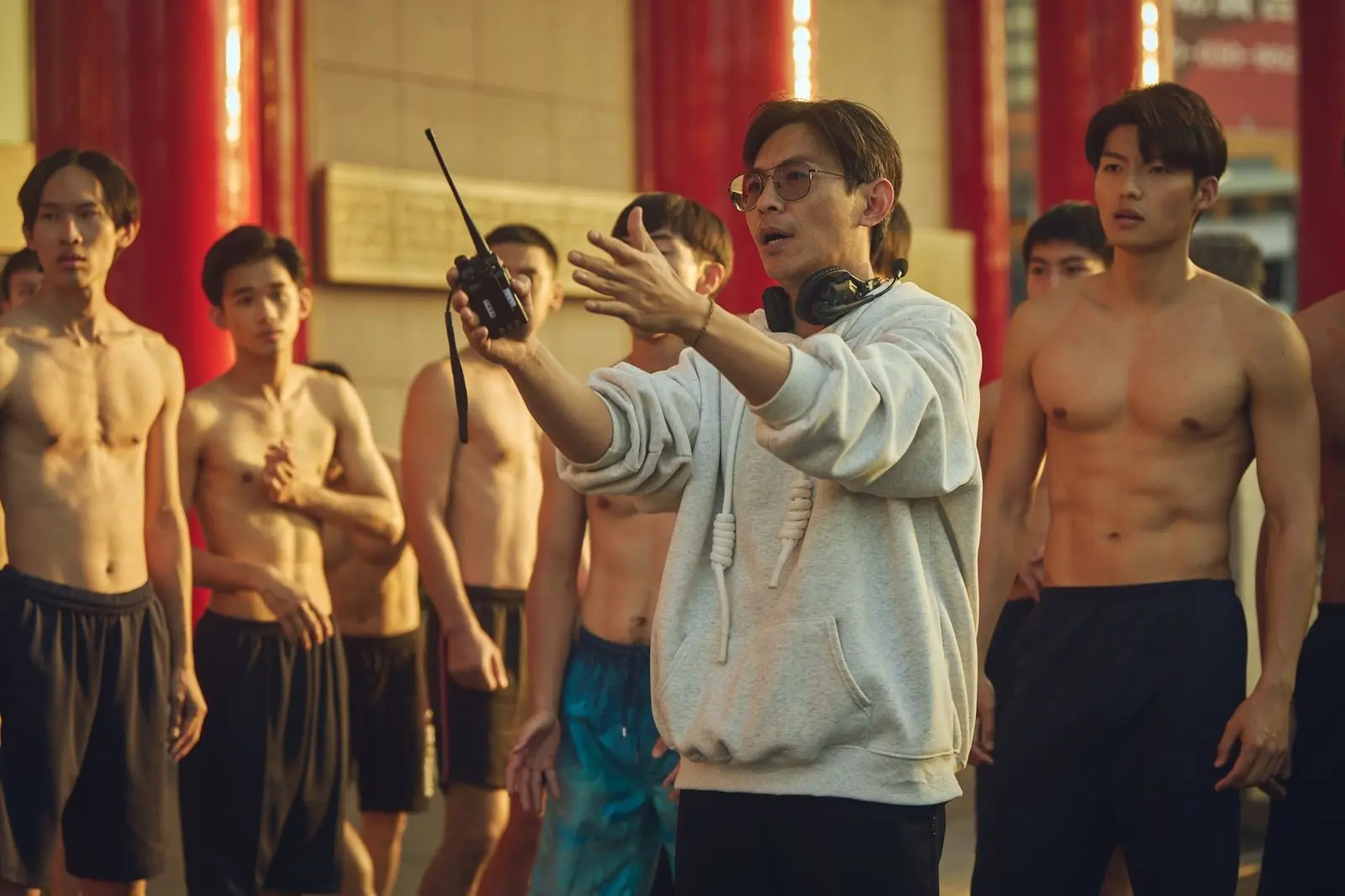 以《角头》系列电影受瞩目的导演姜瑞智,在热血青春电影《进行曲》中拍出不一样的魅力。(未来进行曲提供)