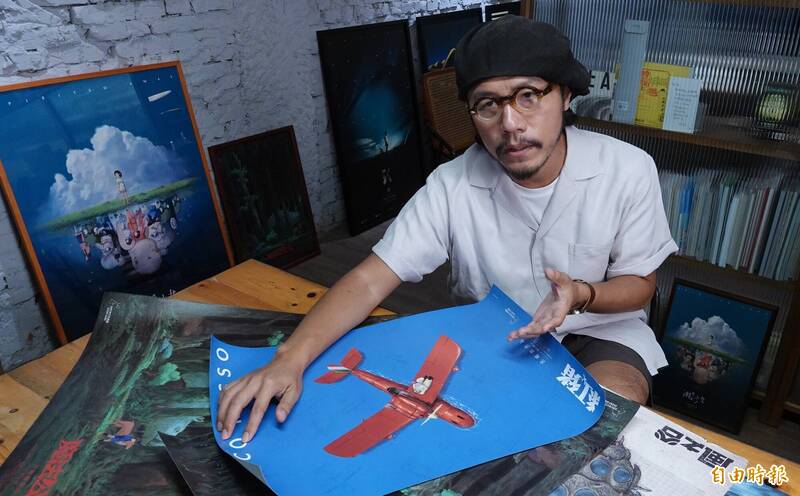 方序中摊开《红猪》海报，直言这是他与吉卜力合作以来，最重要的作品。