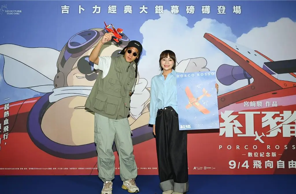 云朵(右)、阿夫出席《红猪》首映会。(甲上娱乐提供)