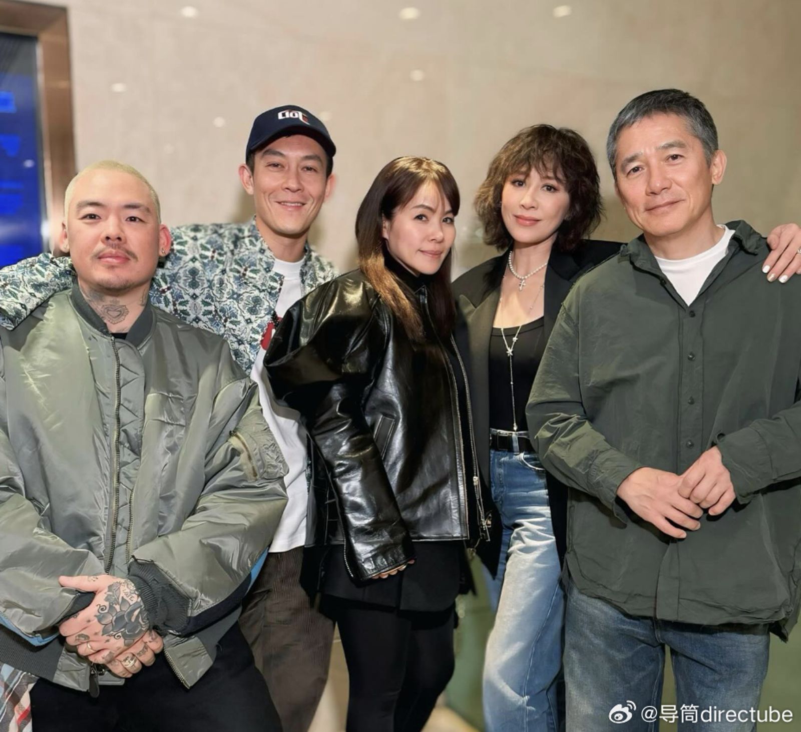刘嘉玲曾分享聚会照片，陈冠希与梁朝伟其实颇为熟稔，访问气氛才会如此轻松。（微博图片）
